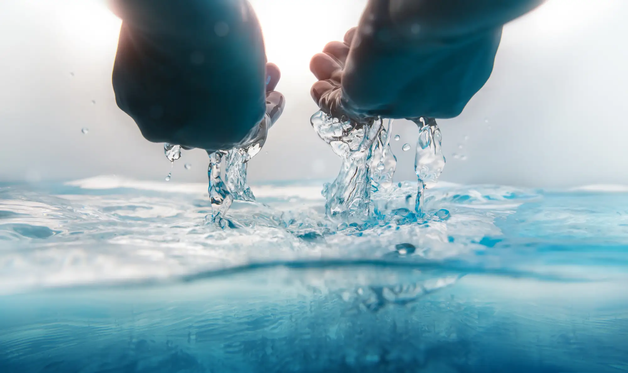 Mains trempées dans l'eau